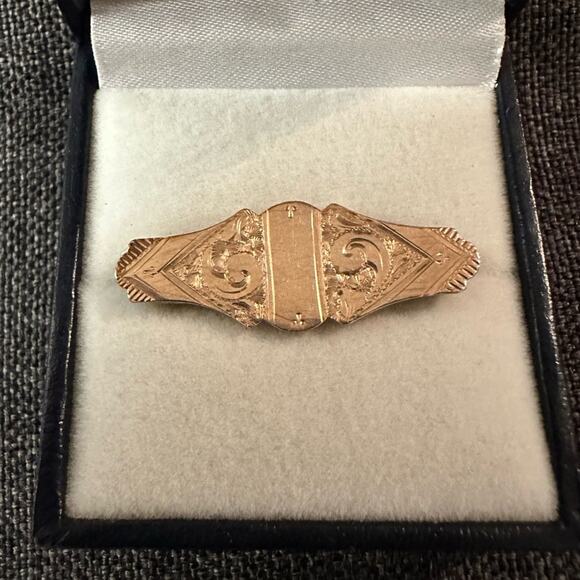 Antique Rolled Gold Etched Bar Pin Brooch - Picture 1 of 7